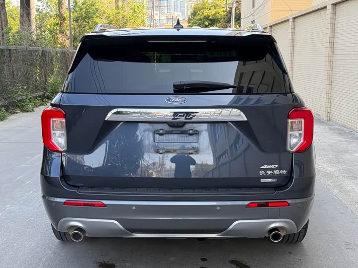 Photo 5 - Ford Explorer