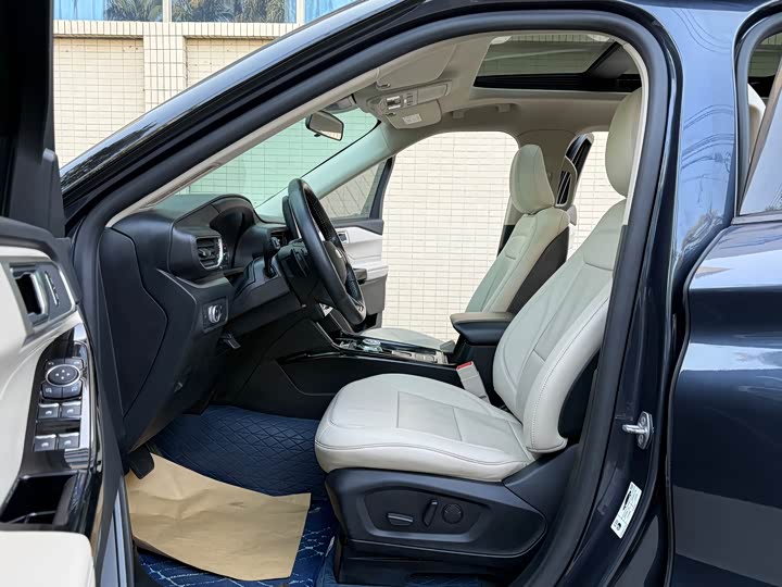 Photo 7 - Ford Explorer