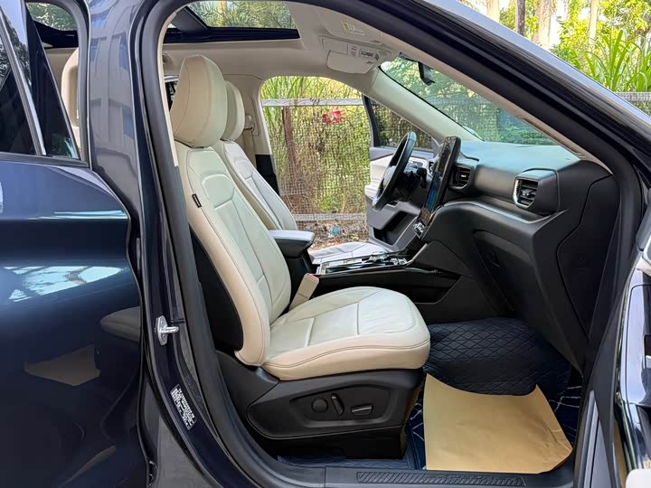 Photo 8 - Ford Explorer