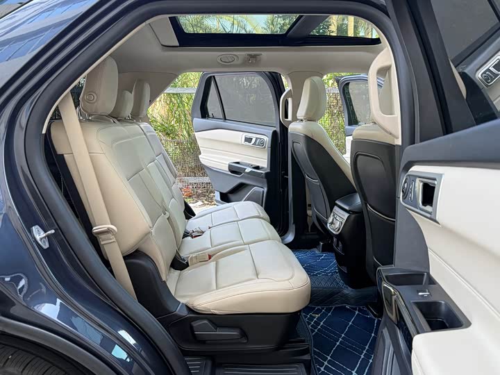 Photo 9 - Ford Explorer