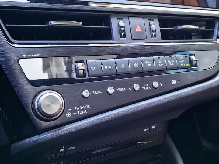 Фото 5 - Lexus ES