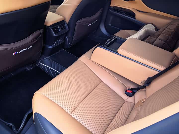 Фото 7 - Lexus ES