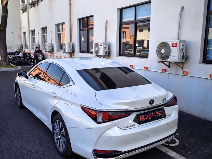 Фото 8 - Lexus ES