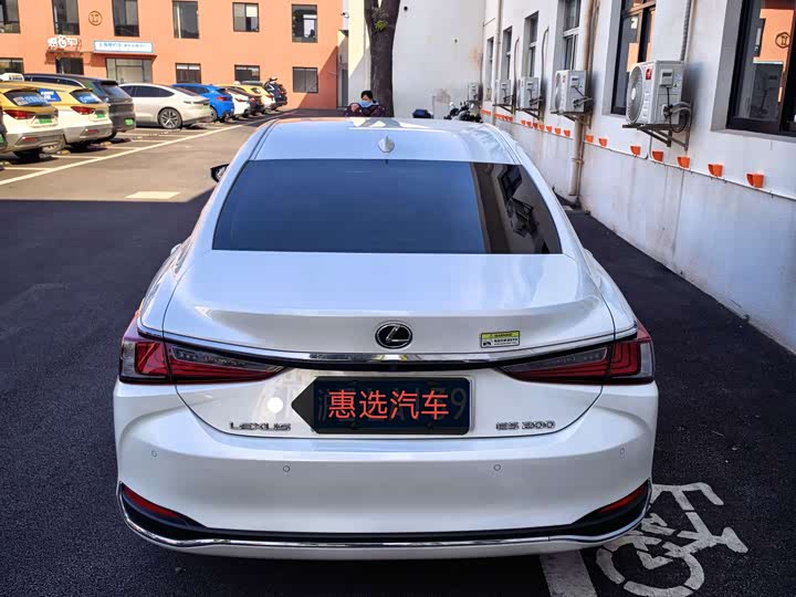 Фото 9 - Lexus ES