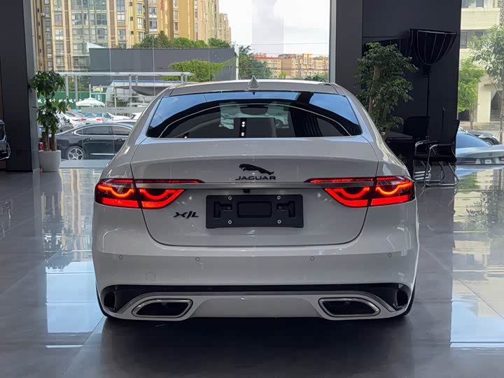 Фото 8 - Jaguar XF L