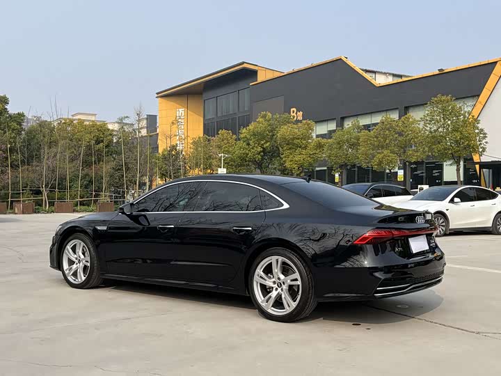 Фото 4 - Audi A7L