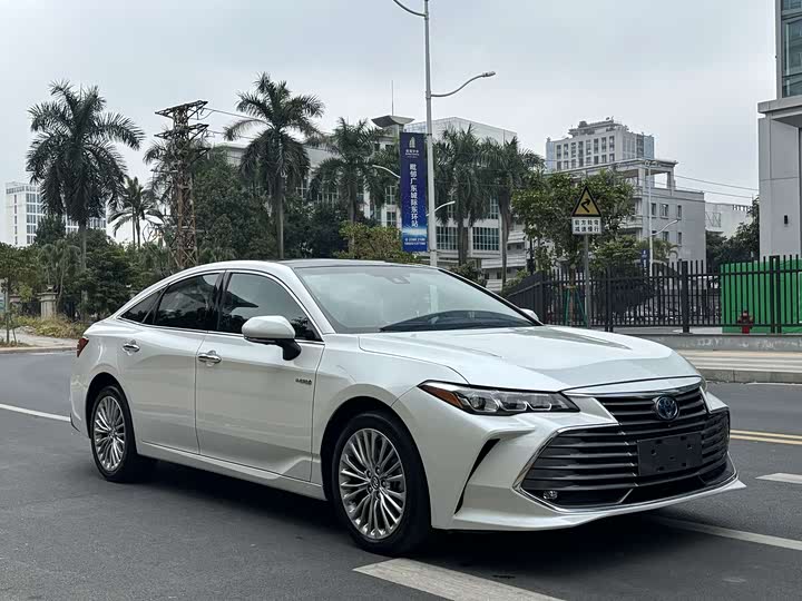 Photo 3 - Toyota Avalon