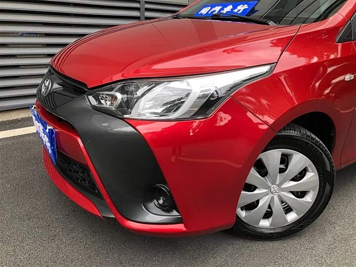 Фото 3 - Toyota Yaris L Hatchback