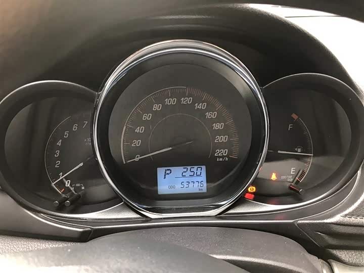 Фото 5 - Toyota Yaris L Hatchback