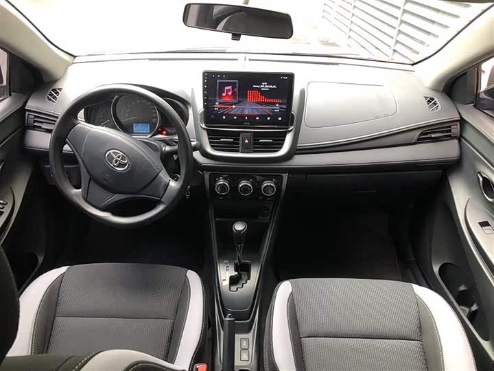 Фото 6 - Toyota Yaris L Hatchback