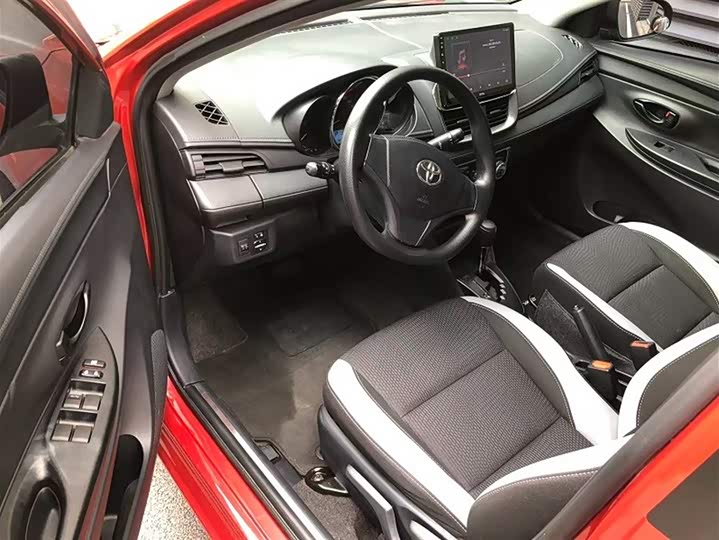 Фото 7 - Toyota Yaris L Hatchback