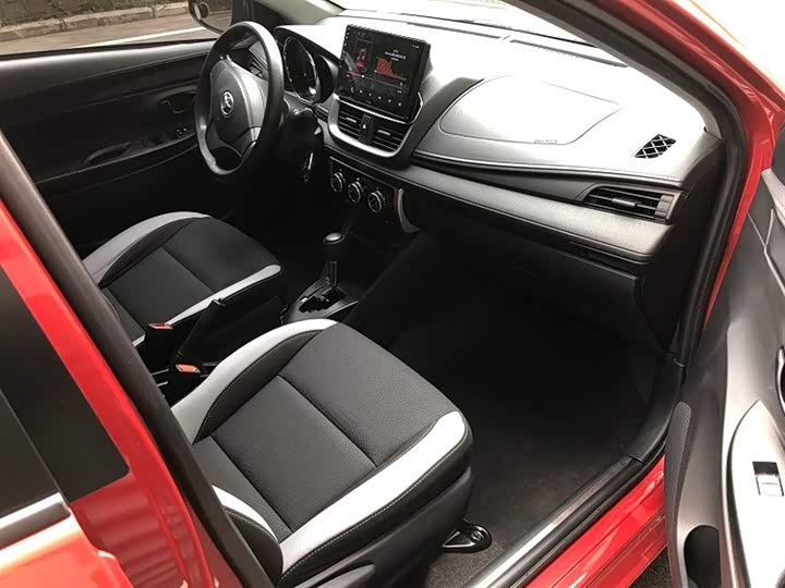 Фото 8 - Toyota Yaris L Hatchback