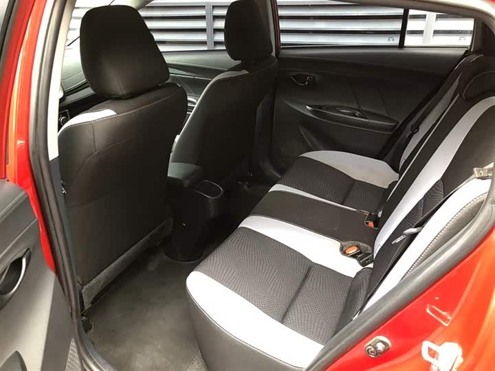 Фото 9 - Toyota Yaris L Hatchback