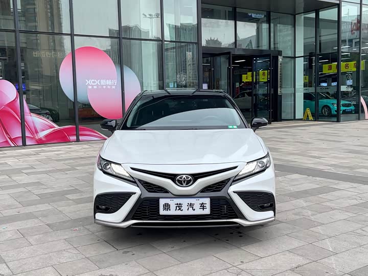 Фото 2 - Toyota Camry