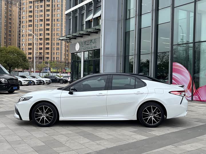 Фото 3 - Toyota Camry