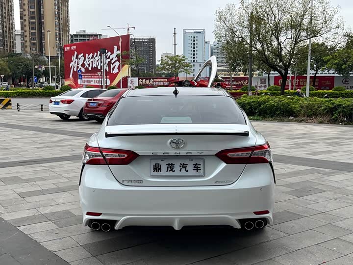 Фото 4 - Toyota Camry