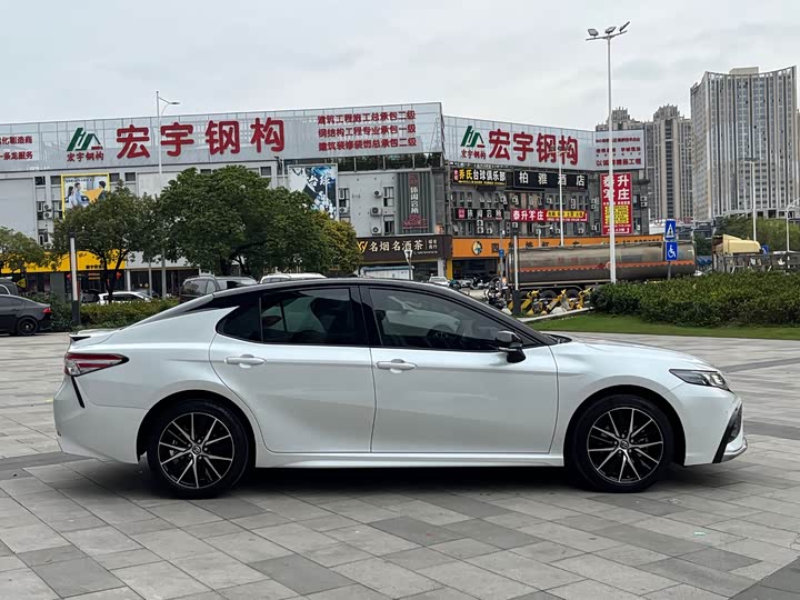 Фото 5 - Toyota Camry