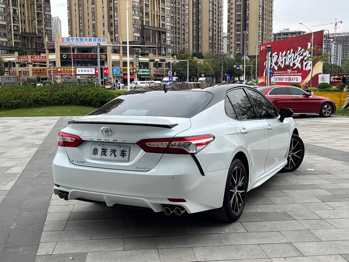 Фото 7 - Toyota Camry