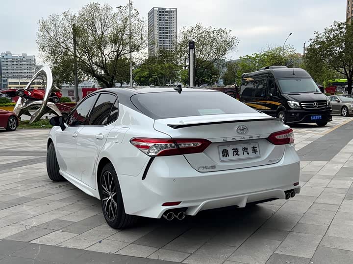 Фото 8 - Toyota Camry