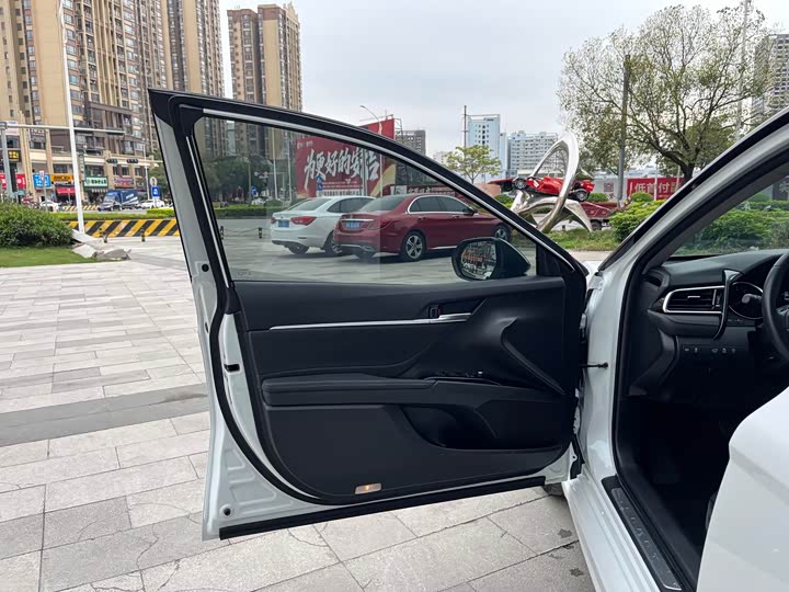 Фото 9 - Toyota Camry