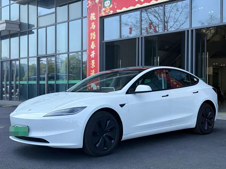 Фото 1 - Tesla Model 3