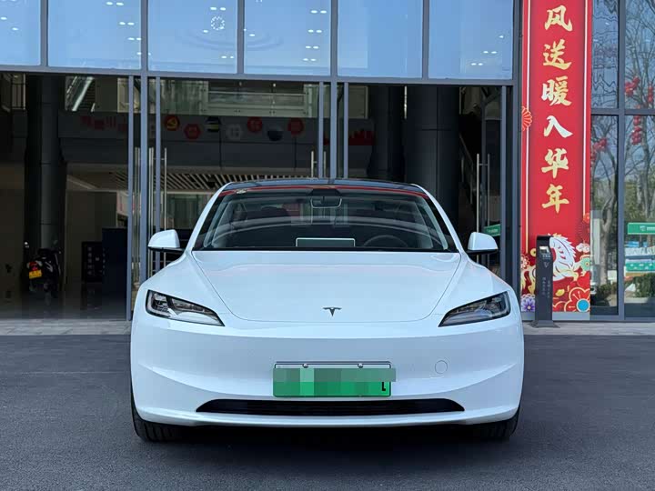 Фото 2 - Tesla Model 3