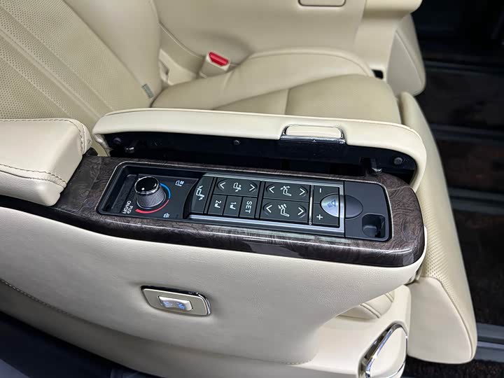 Photo 9 - Toyota Vellfire