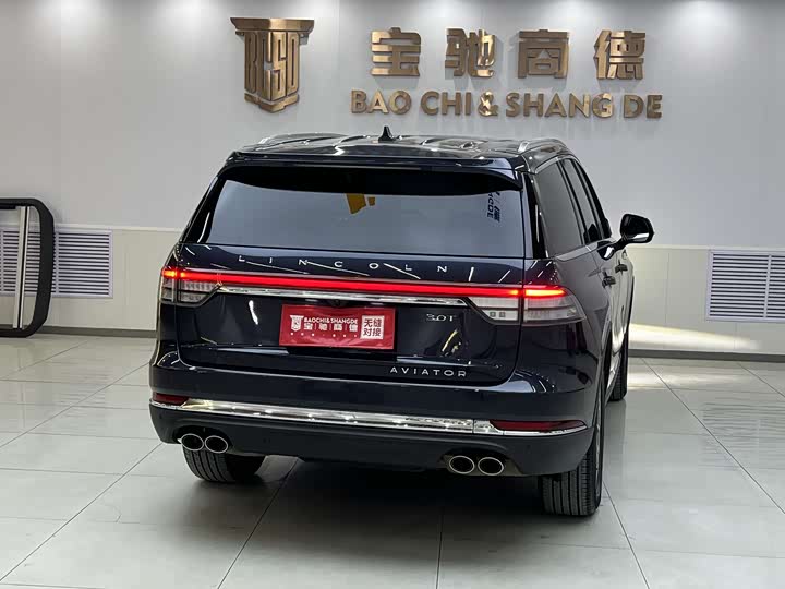 Photo 2 - Lincoln Aviator