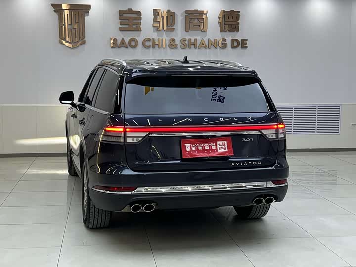 Photo 5 - Lincoln Aviator