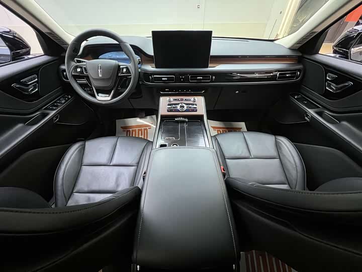Photo 7 - Lincoln Aviator