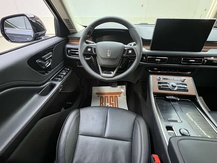 Photo 9 - Lincoln Aviator