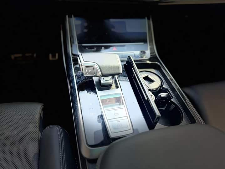 Фото 2 - Audi Q8