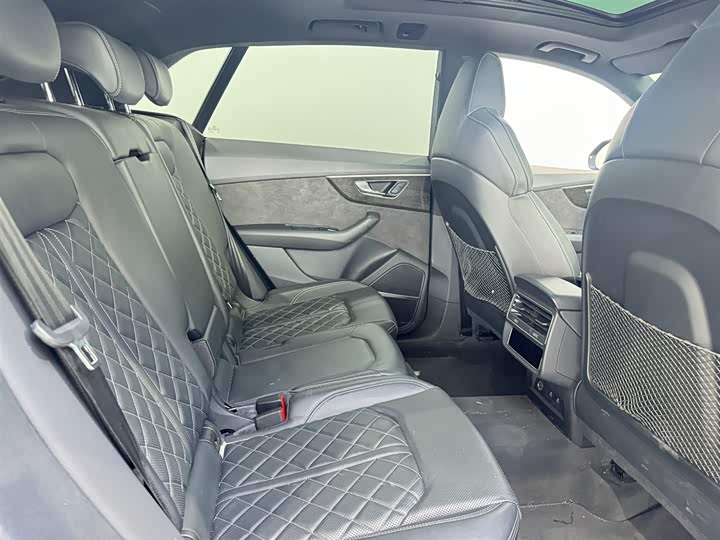 Фото 9 - Audi Q8