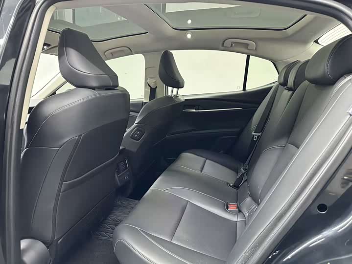 Фото 5 - Toyota Camry