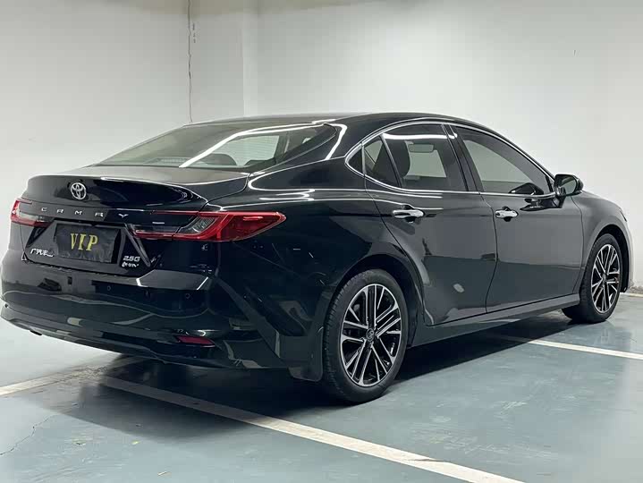 Фото 9 - Toyota Camry