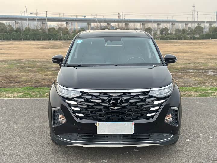 Photo 2 - Hyundai Custo