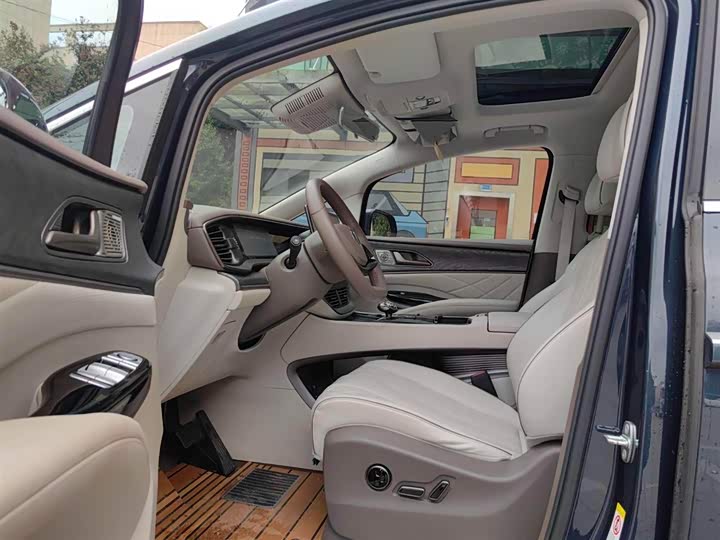 Фото 5 - Denza D9