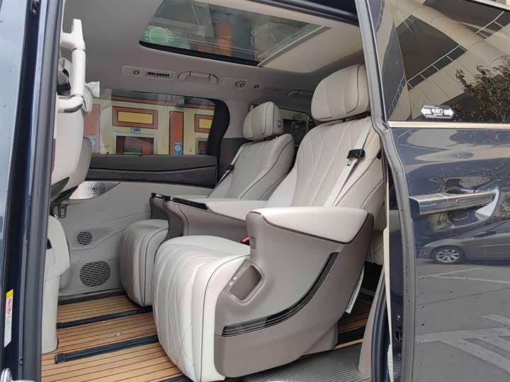 Фото 6 - Denza D9