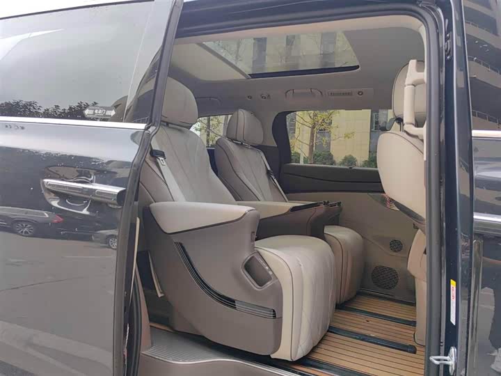 Фото 9 - Denza D9