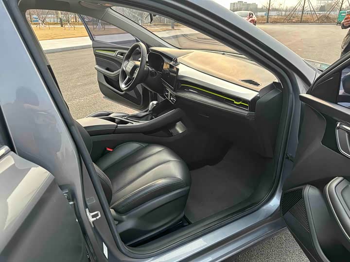 Фото 9 - Roewe i5