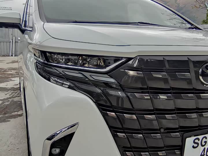 Photo 2 - Toyota Alphard