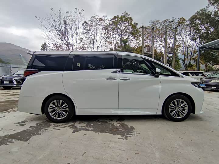 Photo 3 - Toyota Alphard