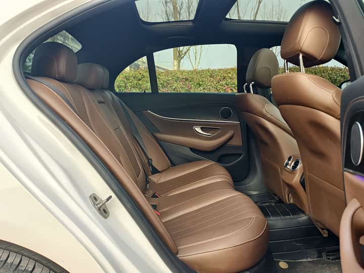 Фото 9 - Mercedes-Benz E-Class