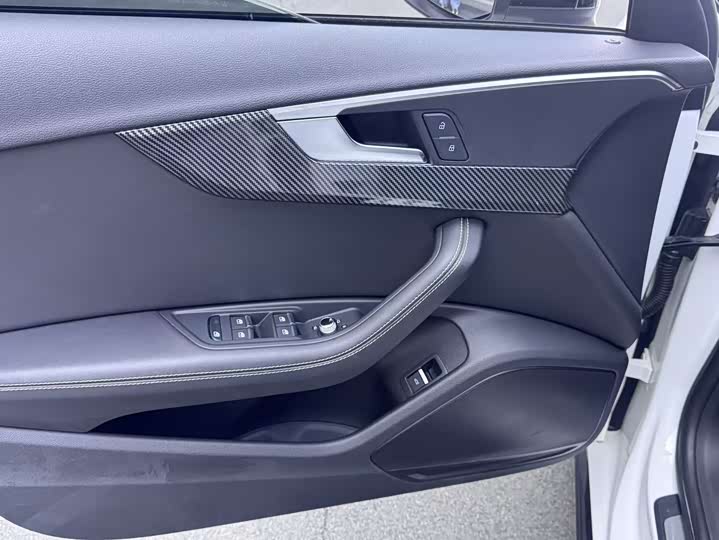 Фото 6 - Audi A4L