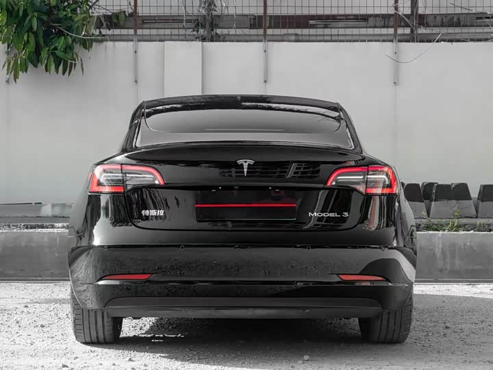 Фото 9 - Tesla Model 3