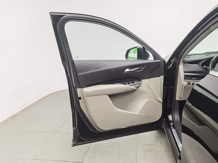 Фото 8 - Cadillac XT4