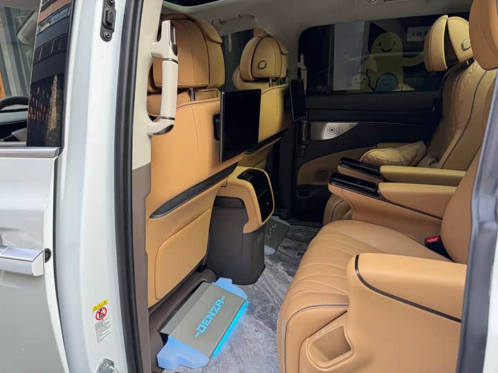 Фото 5 - Denza D9