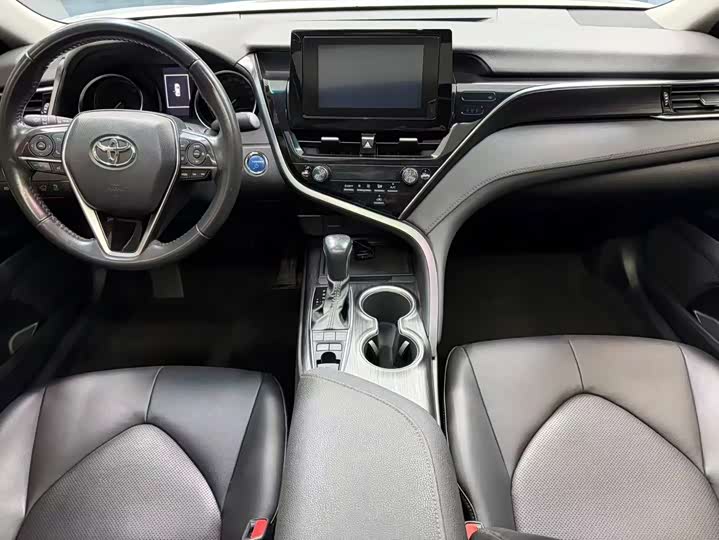 Фото 4 - Toyota Camry