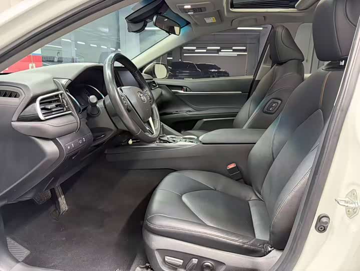 Фото 5 - Toyota Camry