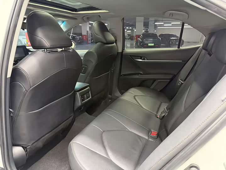 Фото 6 - Toyota Camry